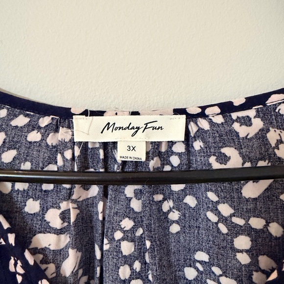 Elegant Navy and White Floral Blouse - Picture 4 of 9